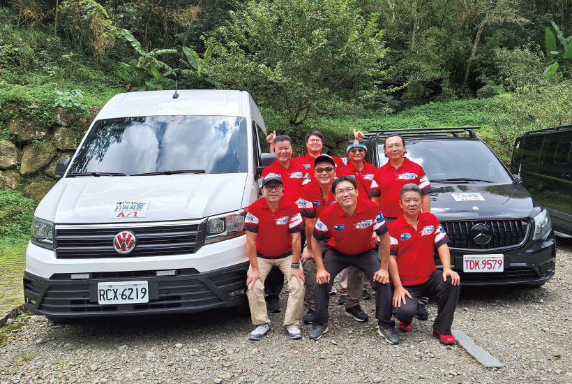 高雄九人座包車與大T保母車包車|幻象遊蹤觀光包車